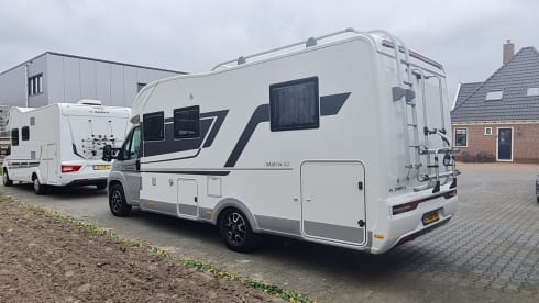 670dc – Very luxurious camper with free-standing bed and plenty of seating space