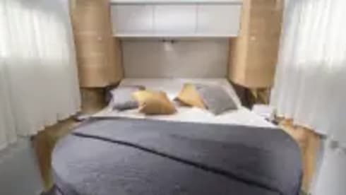 5 berth Adria Supreme SC 
