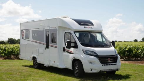 Pilote P746C – Camper Pilote nuovo, molto lussuoso, attrezzato con 4 posti letto