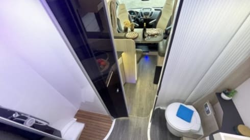 4p Challenger with queen-size bed, AIRCO and powerful 170 HP engine!
