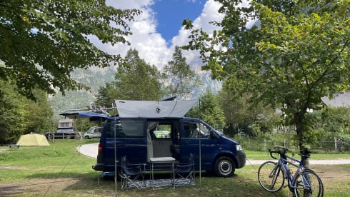 Billy – Cute 4p VW T5 Campervan with pop-up roof and complete equipment