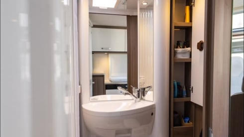 v337 pro – 3p Carado campervan uit 2024