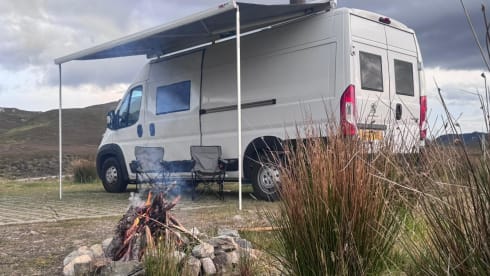 Zoe – Luxury 5 Birth Camper