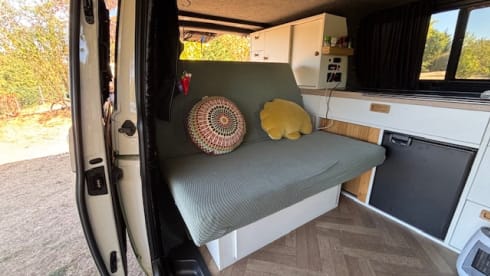 Camper Volkswagen per 4 persone, modello 2027.