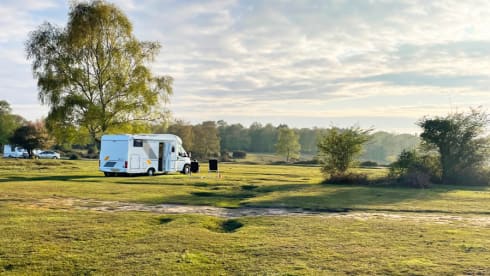 Bumble – Luxury, Warm & Comfy, Light & spacious van with 3 double beds