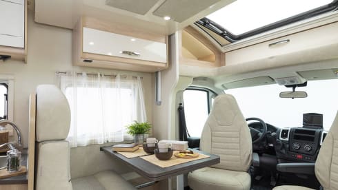 T595 – New SUNDRIVER semi-integrated motorhome (max. 5 people)