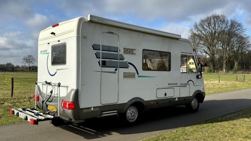Discover freedom with our fresh Hymer B 584 – with bar layout, lifting bed 