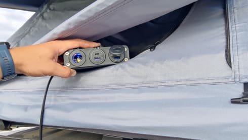 Toto – Micro Camper mit Dachzelt und Küchenbox