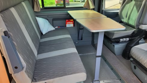 Nuggie – 4-5 seater 2008 Ford Nugget with high roof 