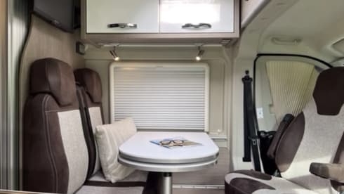 Zilver – Beautiful bus camper (Silver) with practical and complete layout