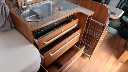 Globe-Drôme – 2 person semi-integrated Dethleffs camper 