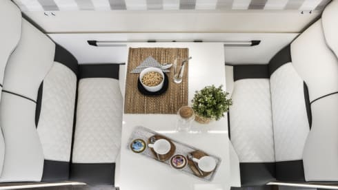 LUX 6 berth & 5 seatbelts – WiFi, 2 TV's, Pets ✅, Bikes ✅, Table & Chairs