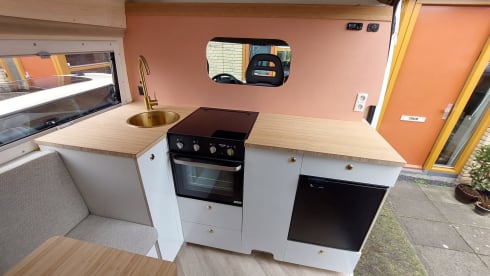 Koos – Large bed for the taller camper - Off-grid Fiat Ducato 