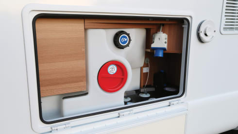 Deluxe – Integral Weinsberg Caracore 700MEG Automatic + WIFI on the road