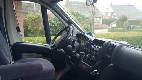 Spacious neat 2 pers. carado / hymer camper.