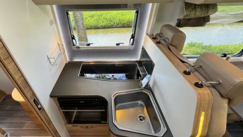 Adria – Luxury Adria Matrix 670 SBC Platinum Camper 