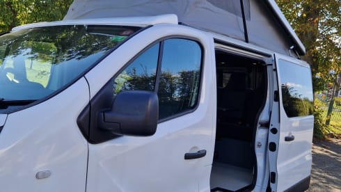 Bazza – 4 berth campervan with pop top roof