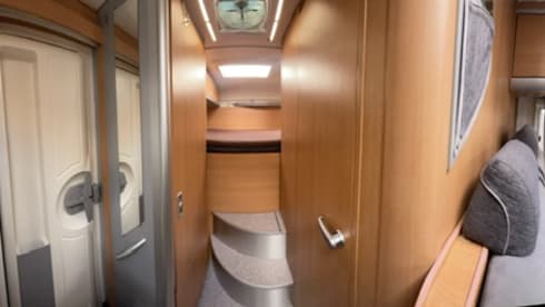 Halbintegrierter Camper von Knaus für 3 Personen