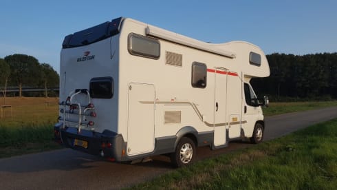 Luxurious spacious 6 person family camper with air conditioning (2x), garage and inventory.