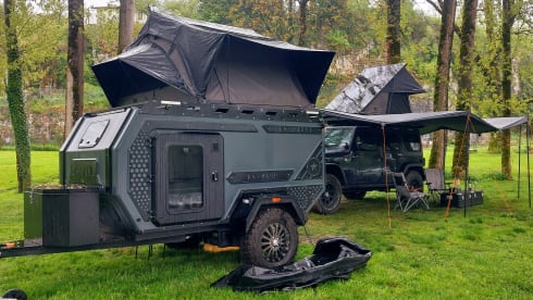 W R A N G L E R . – Jeep Wrangler Rubicon avec remorque tout-terrain en option RS Camp ES-3 (<750 kg)