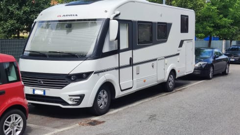 Elegant and comfortable Adria Sonic 700 sl plus motorhome