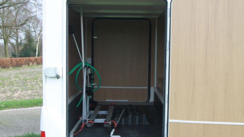 Riviera Garage – Beautiful Ford Riviera for 6 persons with XXL garage
