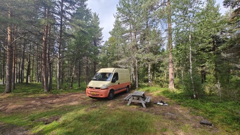 To the 'MOON' and back – Cozy 2p Renault campervan from 2004