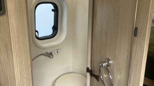 Exped – 4 berth 2023 Autotrail Expedition 67 with Pop Top