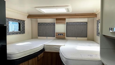 Luxury 6 Berth Motor home Perfect for Family Escapes