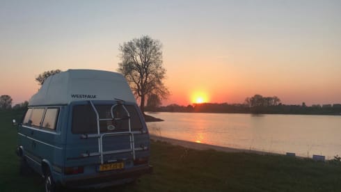 Mister Blue – Nice Nostalgic Campervan Volkwagen for rent
