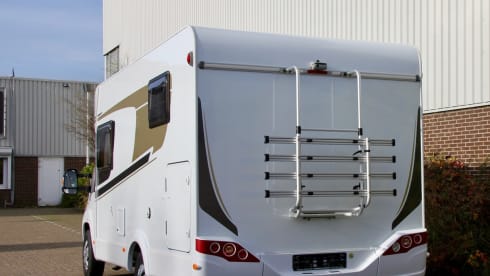 3 – Spacious 2-person camper with single beds or king-size bed!