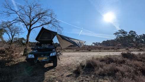 Cool Toyota Landcruiser with 2-person roof tent, unlimited km!