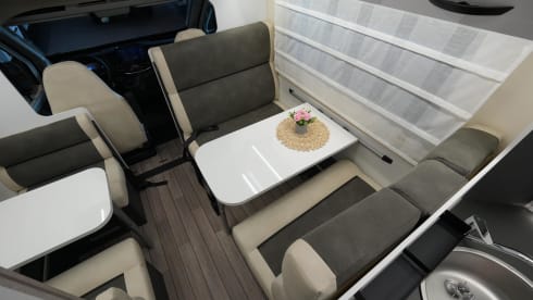  Ford Glamys 322 (Model 2025) for 6 persons