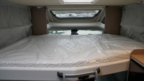 Etrusco T740, Queens- and pull-down bed, 4 sleeping- 4 seats.