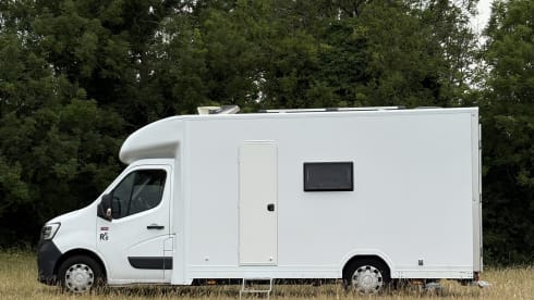 Evergreen – Luxury Off-Grid Campervan