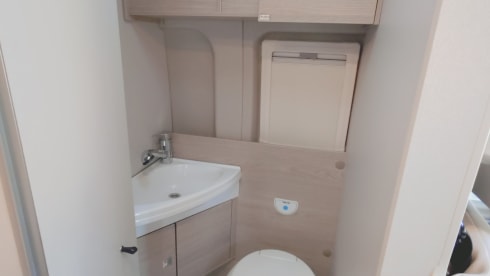 Compacte camper met fietsendrager handig voor een weekendje met 2