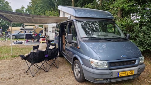 4p Ford campervan uit 2003