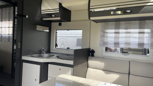 Feel Home on wheels – New and spacious Roller Team 2023 with central bed