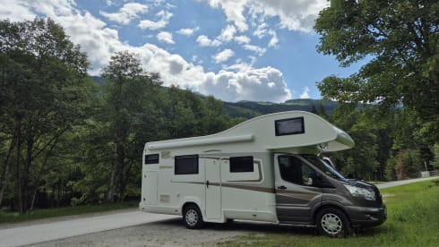 6p Ford alcove from 2017, bunk bed and large seating area