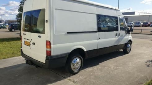 Betsy – Bus camper with long double bed!