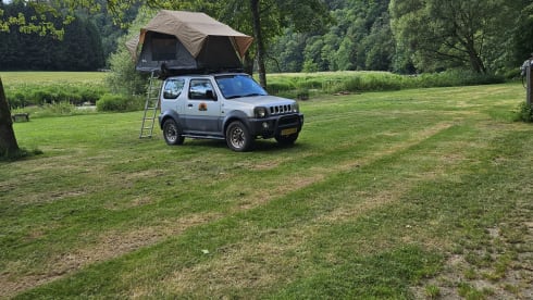 Vivi l'avventura con questa Suzuki Jimny dotata di tenda da tetto!