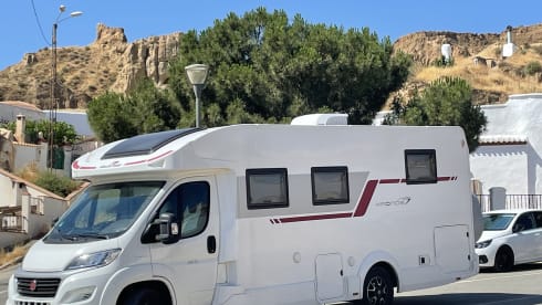 Roadhouse camper naam roadsurfer – 4p Roller Team semi-integrated from 2021