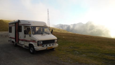 Nostalgic Oldtimer on LPG, 2/4p, fixed bed, roof racks.