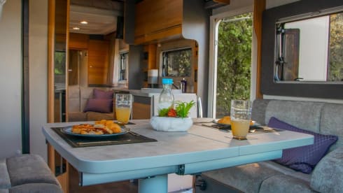 Lily – Lily - Luxury 4 Berth, Automatic Motorhome 