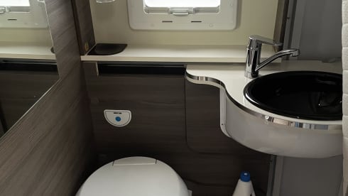 Beautiful, spacious and luxurious camper with awning and air conditioning for the whole family (6 pers
