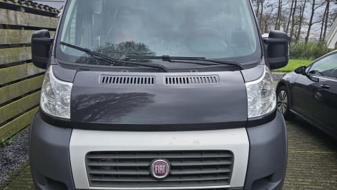 Black Beauty – Kingsize fixed length beds, 2p camper complete