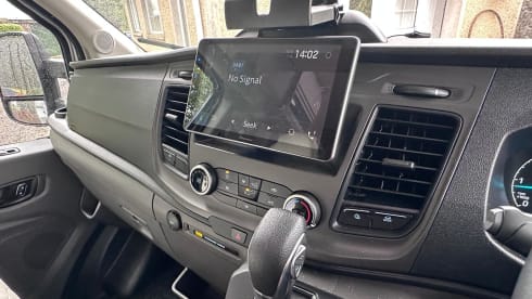 Bee – Fabulous six berth, five seat belt spacious motorhome 