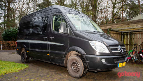 Bruce – Off-grid Mercedes-Benz camper!