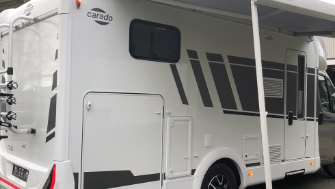 Carado T338 familiecamper – Luxurious spacious family camper, almost new and fully equipped. 