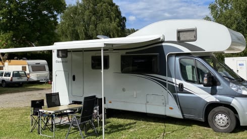 De Glucksmobil! – 6 person family camper Alcove